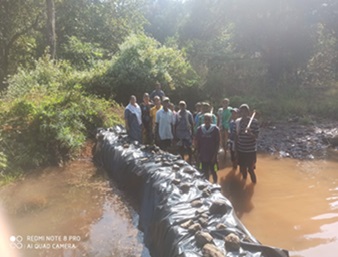 पाणी अडवा, पाणी जिरवा! गावकऱ्यांनी लोकसहभागातून बांधला बंधारा
