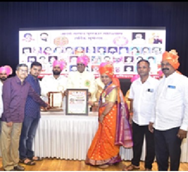 वाशी ग्रामपंचायतीच्या सरपंच महिलेचा आदर्श सरपंच पुरस्काराने गौरव