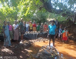 गावातील लोक सहाय्य ने बांधलेले बंधारे 